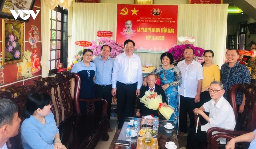tinh_uy_tien_giang_trao_tang_truy_tang_657_huy_hieu_dang_cho_cac_dang_vien_cao_nien.jpg