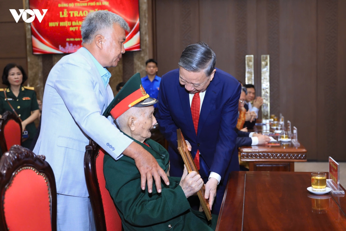 tong_bi_thu_chu_tich_nuoc_to_lam_an_can_tham_hoi_suc_khoe_cac_dang_vien_lao_thanh_cach_mang.jpg