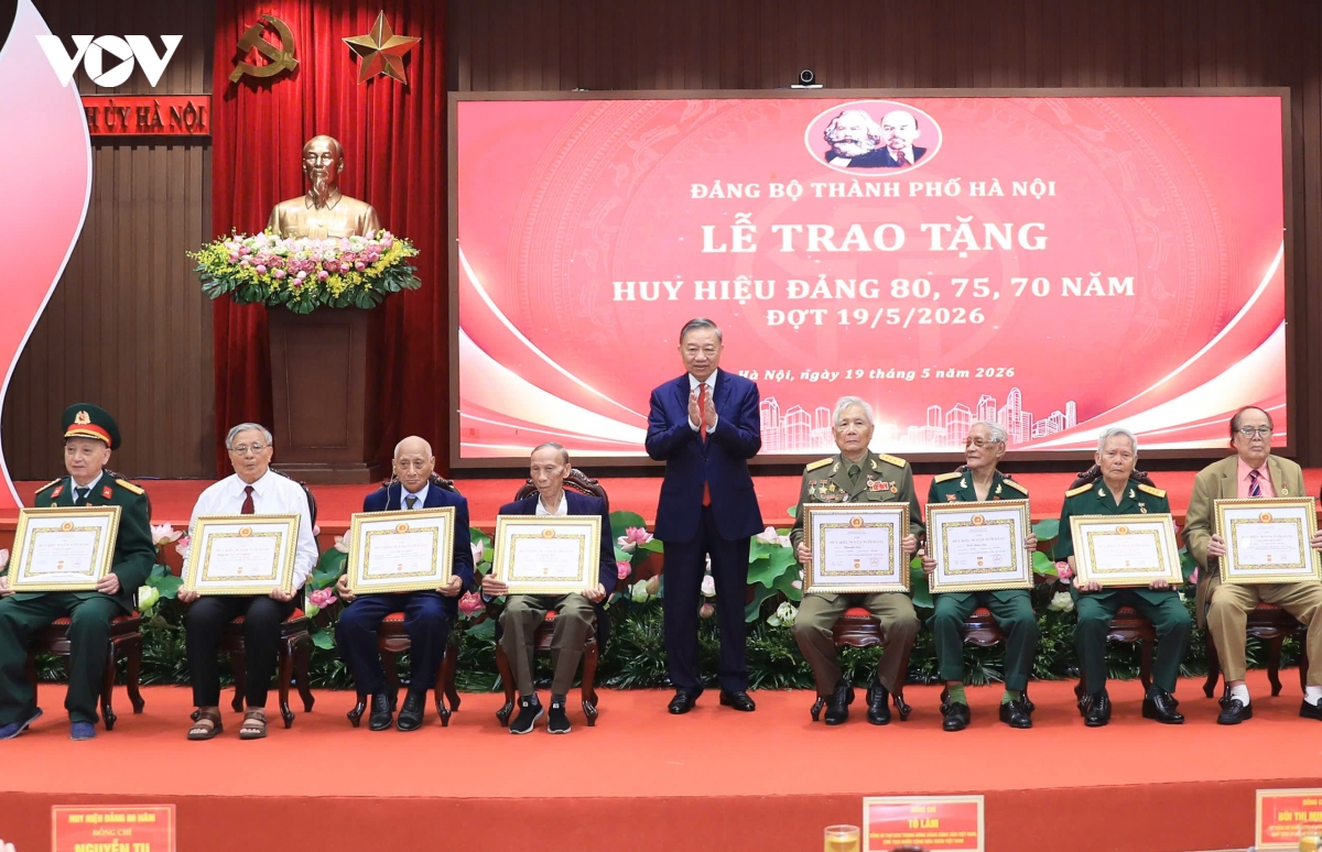 tong_bi_thu_chu_tich_nuoc_to_lam_trao_giay_chung_nhan_tang_cac_dang_vien_lao_thanh_cach_mang_cua_thu_do.jpg