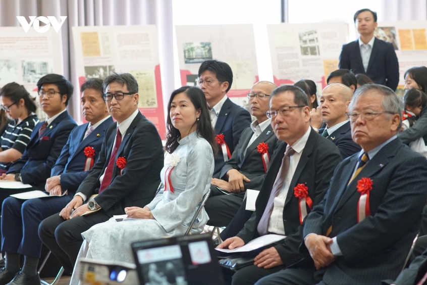 tong_lanh_su_trinh_thi_mai_phuong_ao_dai_cung_cac_quan_khach_nhat_ban_tai_chuong_trinh_-_anh_vov_tokyo.jpg