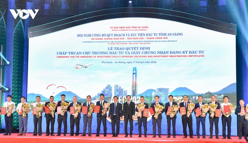 trao_quyet_dinh_dau_tu_cho_cac_doanh_nghiep_nha_dau_tu.jpg