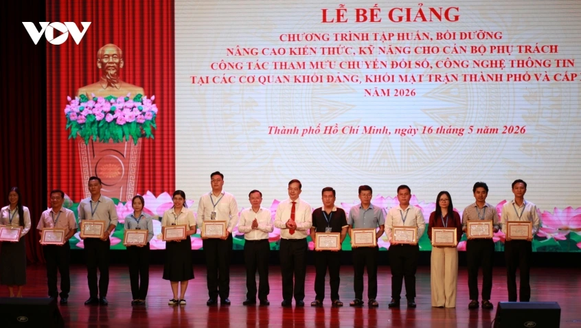 trao_thuong_cho_cac_hoc_vien_hoan_thanh_xuat_sac_noi_dung_khoa_hoc.jpg