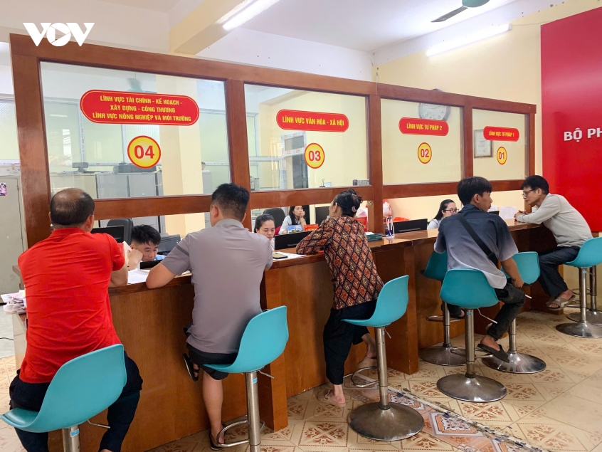 trung_tam_phuc_vu_hanh_chinh_cong_phuong_duc_xuan_tiep_nhan_giai_quyet_nhieu_ho_so_cho_nguoi_dan_moi_ngay.jpg