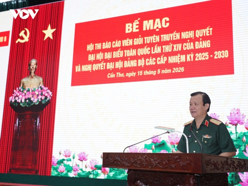 trung_tuong_ho_van_thai_bi_thu_dang_uy_chinh_uy_quan_khu_phat_bieu_be_mac_hoi_thi.jpg