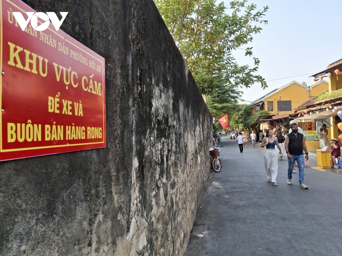 tuyen_duong_o_pho_co_hoi_an_cam_de_xe_may_va_ban_hang_rong_1.jpg