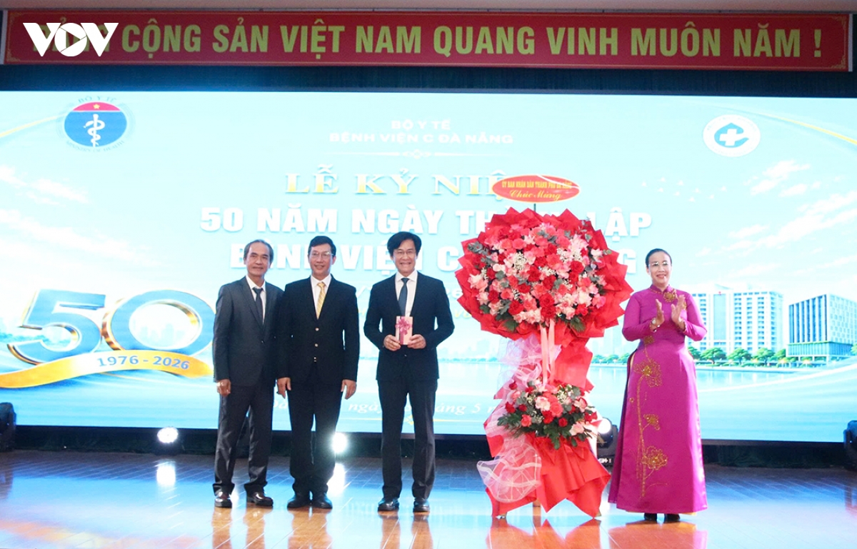 ubnd_thanh_pho_da_nang_tang_lang_hoa_chuc_mung_benh_vien_c.jpg