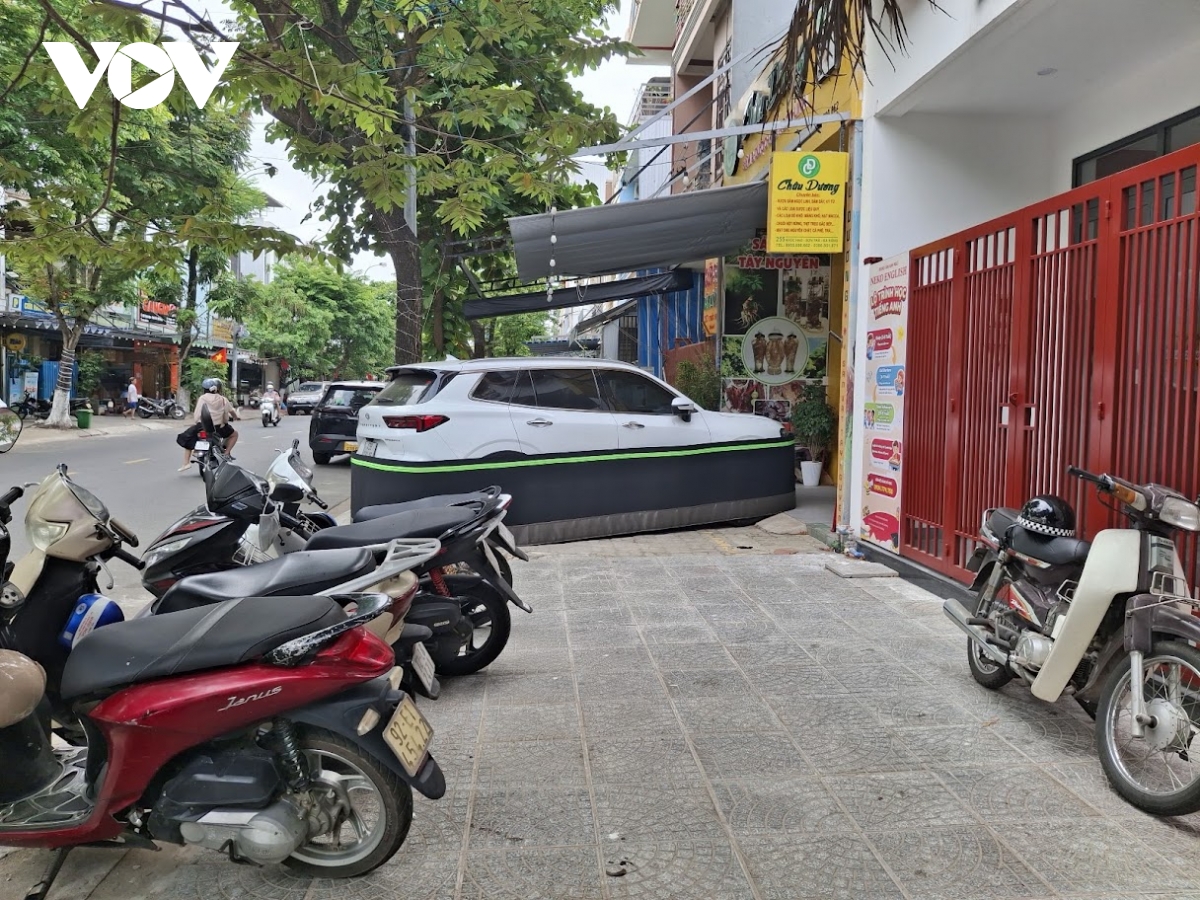 van_con_tinh_trang_dau_o_to_chan_ngang_via_he_.jpg