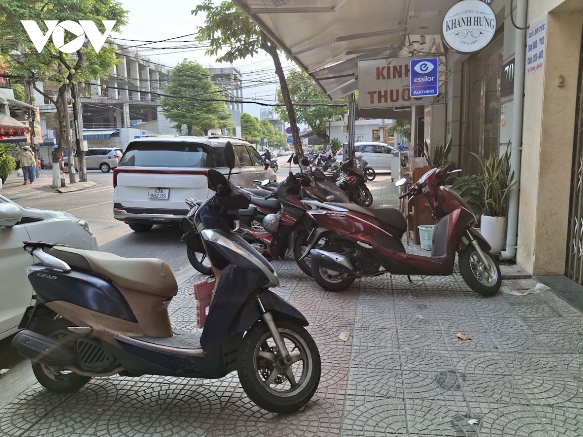 van_con_tinh_trang_xe_may_chan_ngang_via_he.jpg