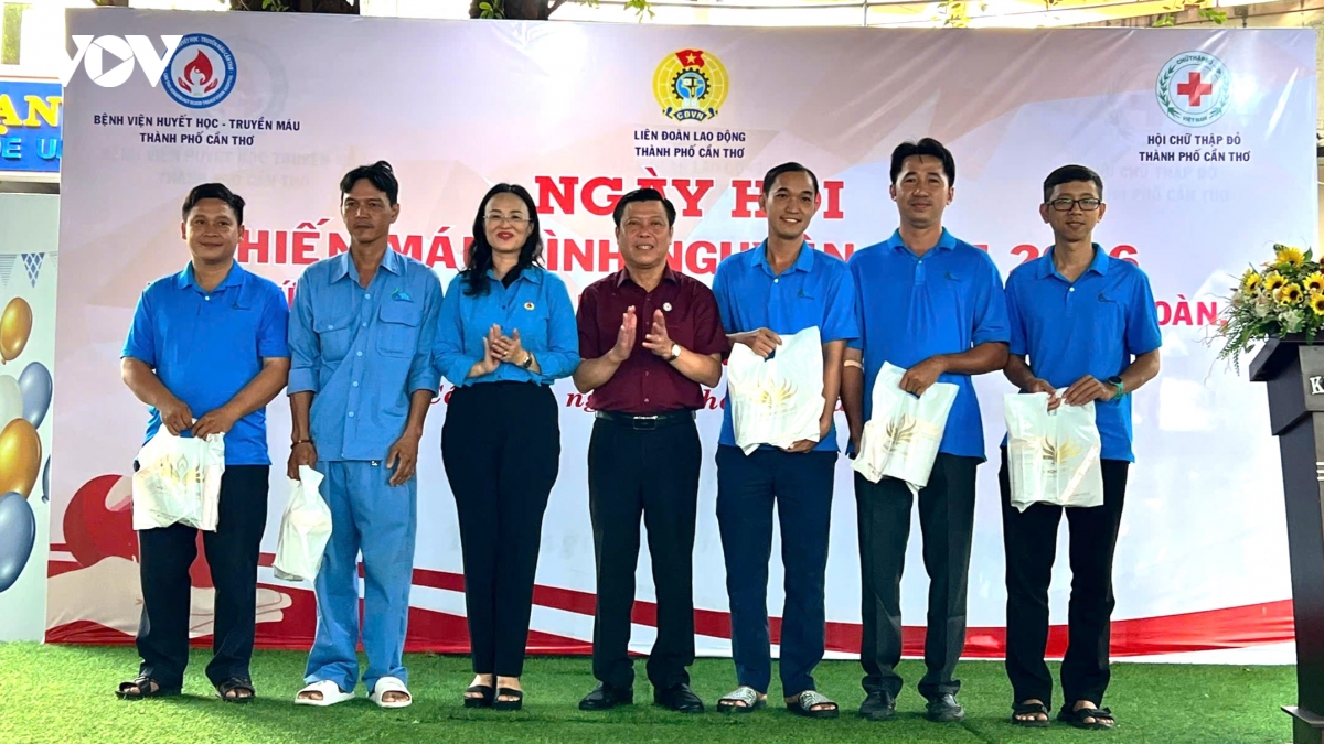 vov_-_ban_to_chuc_trao_20_phan_qua_cho_doan_vien_nguoi_lao_dong_tich_cuc_tham_gia_hien_mau.jpg
