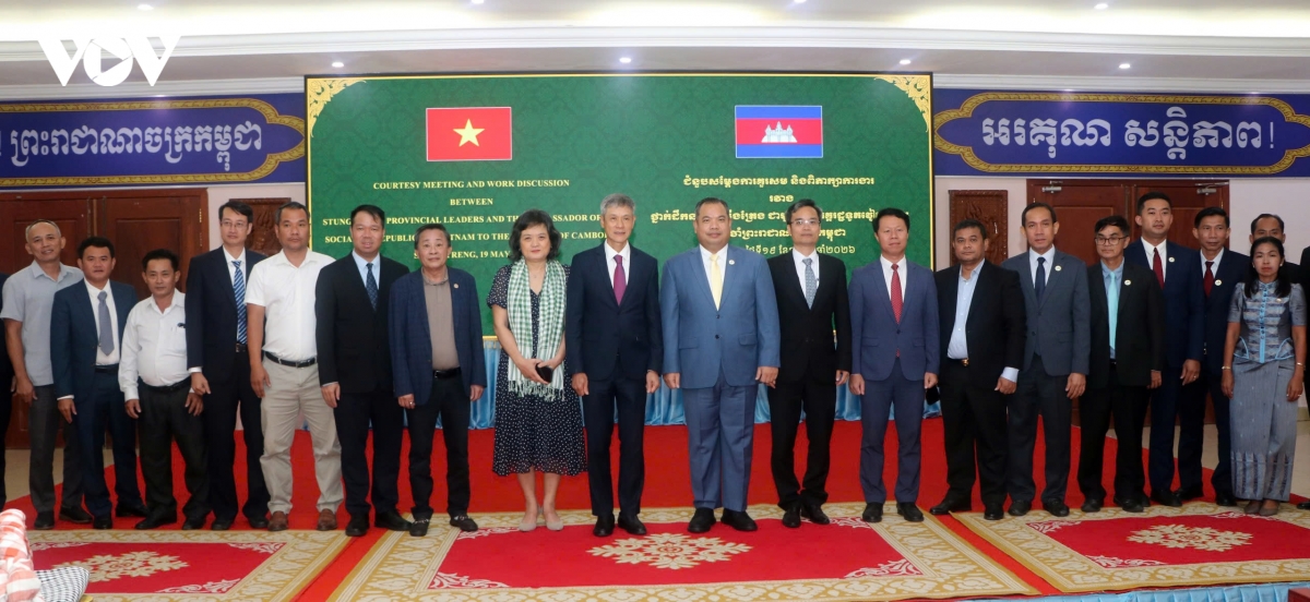 vov_dai_su_nguyen_minh_vu_chup_anh_luu_niem_cung_dai_dien_lanh_dao_tinh_stung_treng_va_cong_dong_ba_con_goc_viet.jpg