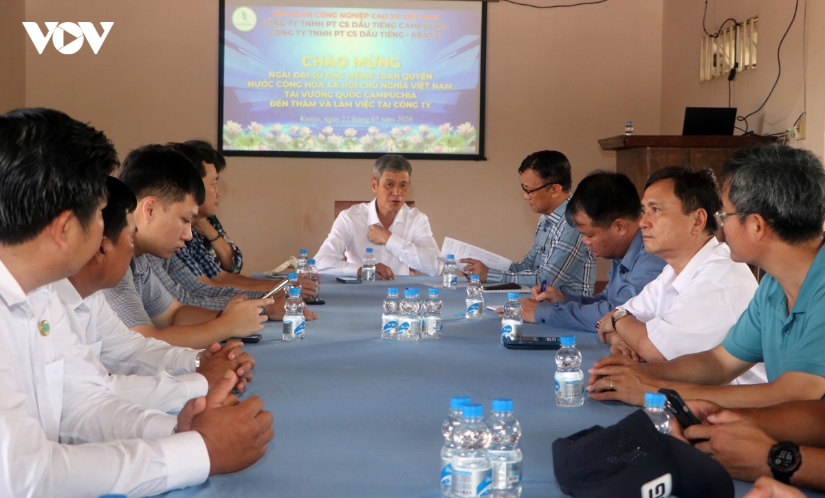 vov_dai_su_nguyen_minh_vu_lam_viec_cung_cong_ty_cao_su_dau_tieng_campuchia.jpg