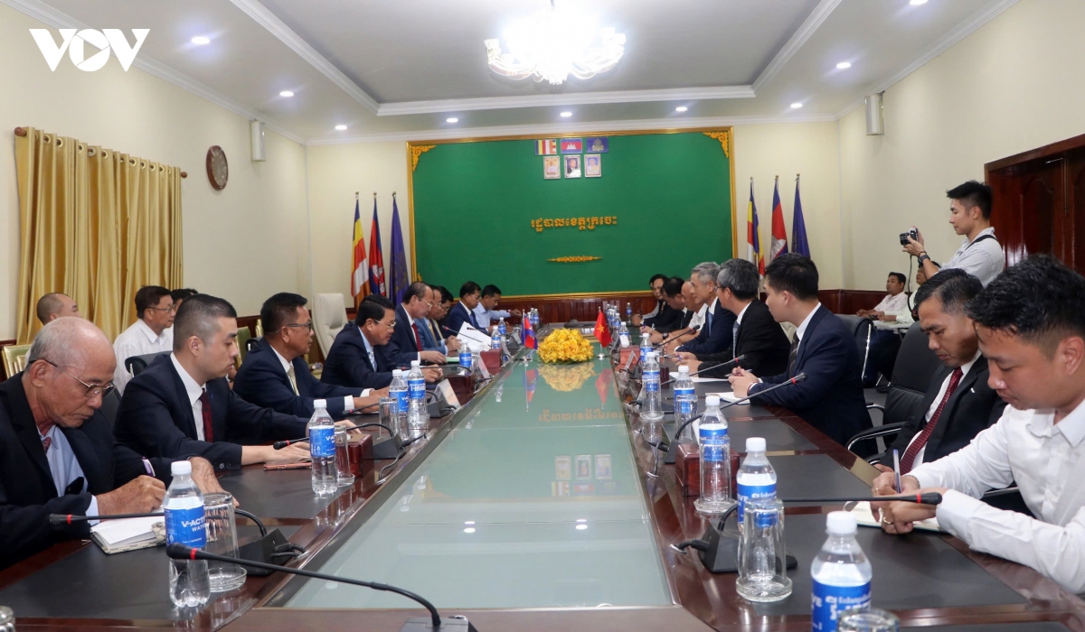 vov_dai_su_nguyen_minh_vu_lam_viec_cung_lanh_dao_tinh_kratie.jpg
