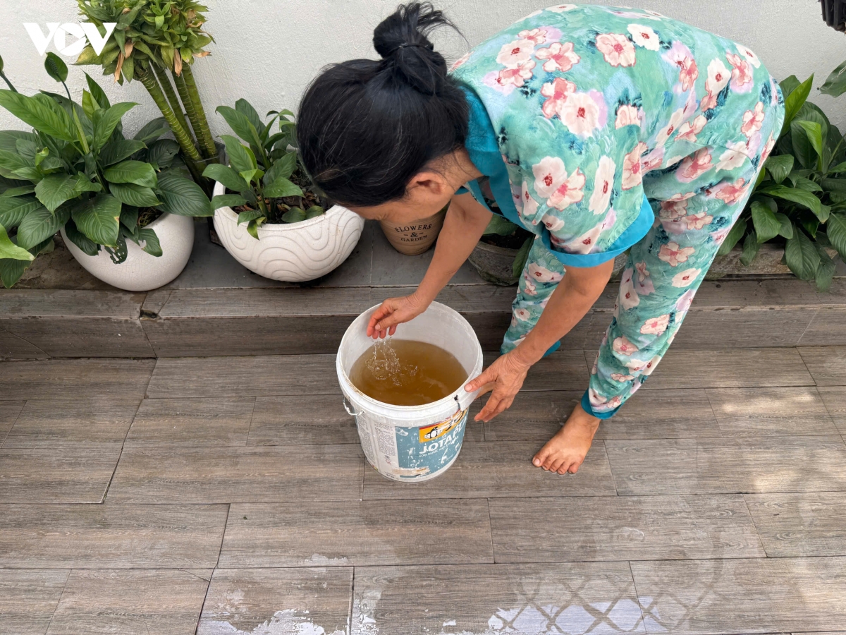 Người dân ở khu dân cư Lập Phúc, Phước Kiển từ 20.5 đến nay phải chịu cảnh sống chung với nước đục, bẩn, vàng khè