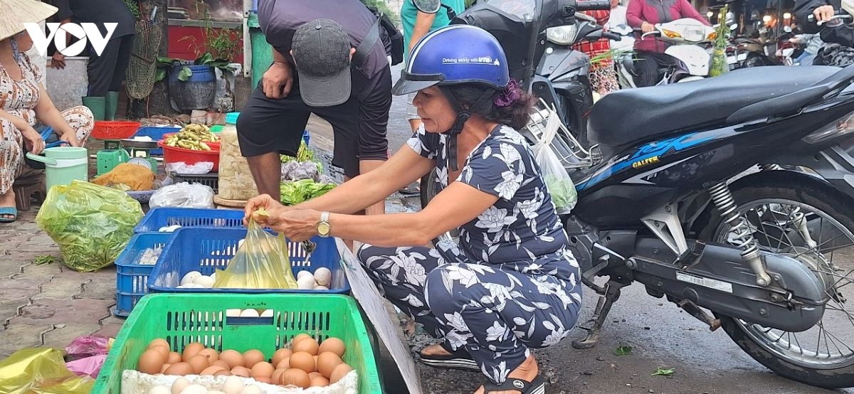 .nguoi_tieu_dung_dang_mua_trung_o_cho_cay_xoai_phuong_cat_lai.jpg