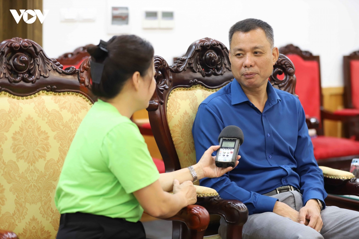 1._ong_nguyen_thanh_cong_pho_chu_tich_ubnd_tinh_son_la_trao_doi_cung_nhom_phong_vien_vov_tay_bac.jpg