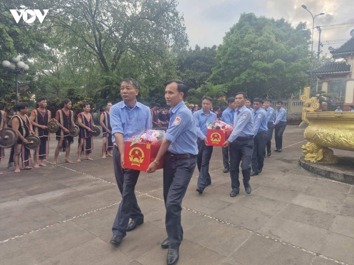 10-6-gia_lai_dua_18_hai_cot_liet_si_ve_dat_me-_anh_1.jpg