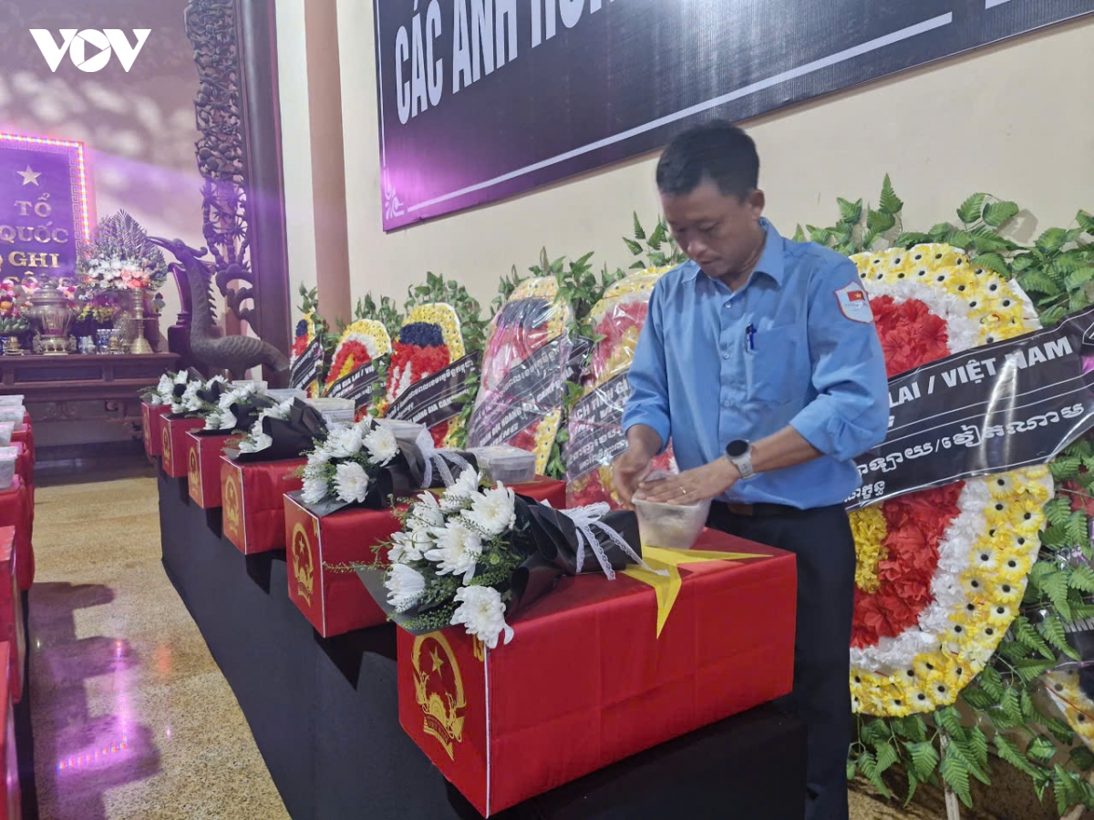 10-6-gia_lai_dua_18_hai_cot_liet_si_ve_dat_me-_anh_2.jpg