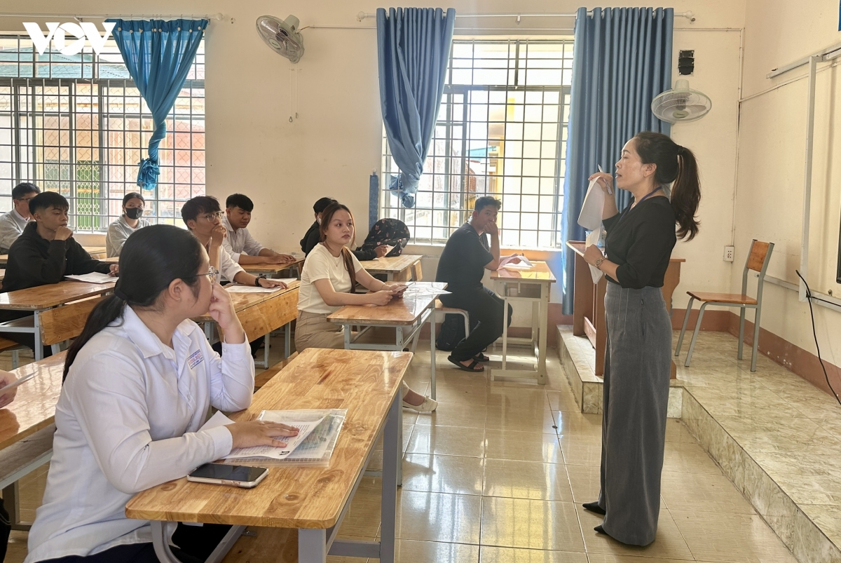 Giám thị phổ biến quy chế và rà soát thông tin cá nhân thí sinh trước khi bước vào môn thi đầu tiên của Kỳ thi tốt nghiệp THPT năm 2026 vào sáng mai.