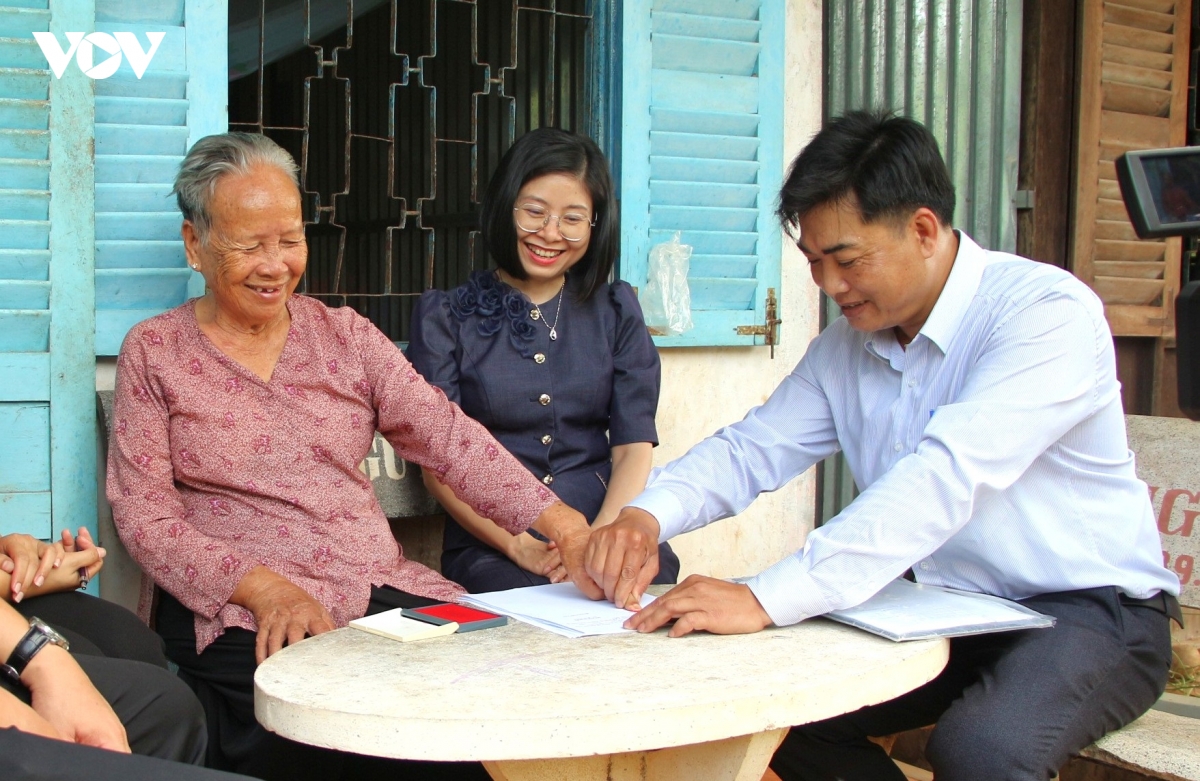 1_can_bo_xa_my_huong_den_tan_nha_nguoi_dan_hoan_thanh_cac_thu_tuc_hanh_chinh.jpg