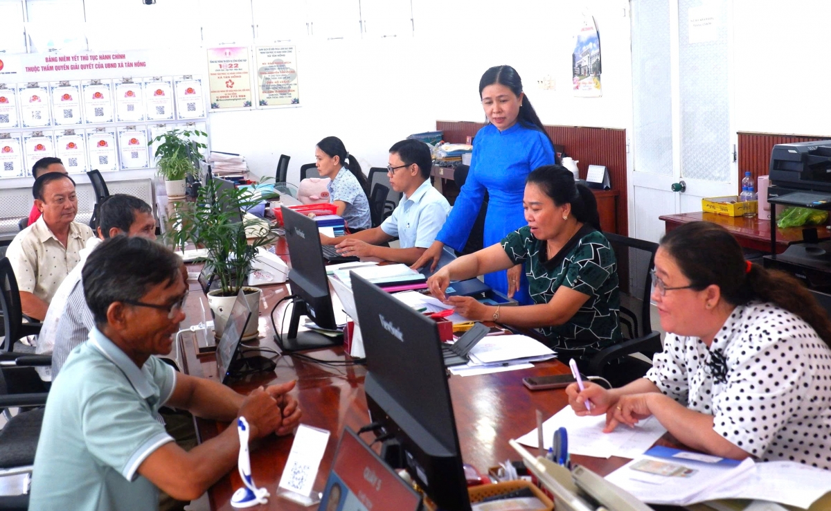 1_nguoi_dan_den_trung_tam_phuc_vu_hanh_chinh_cong.jpg