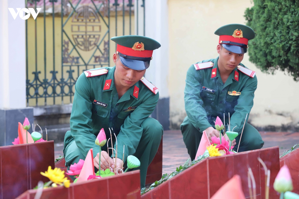 2._dang_huong_dang_hoa_tuong_nho_tri_an_sau_sac_cong_lao_to_lon_cua_cac_anh_hung_liet_si.jpg