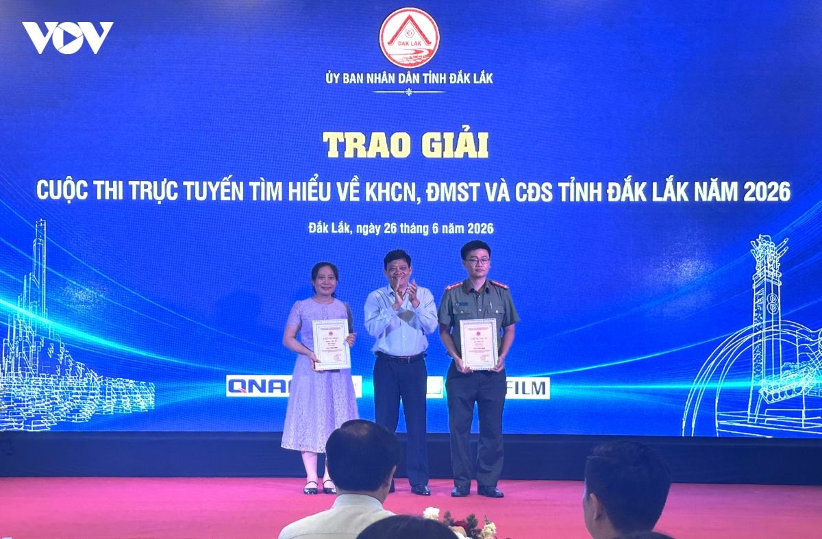 Ban tổ chức cuộc thi trao giải cho những cá nhân đoạt giải.