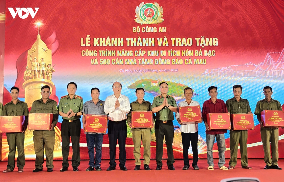2_-_bo_cong_an_ban_giao_nha.jpg