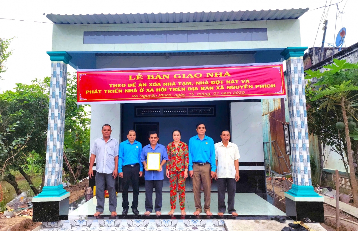 2_chuong_trinh_xoa_nha_tam_da_giup_hon_9000_ho_dan_o_ca_mau_co_mai_nha_moi.jpg