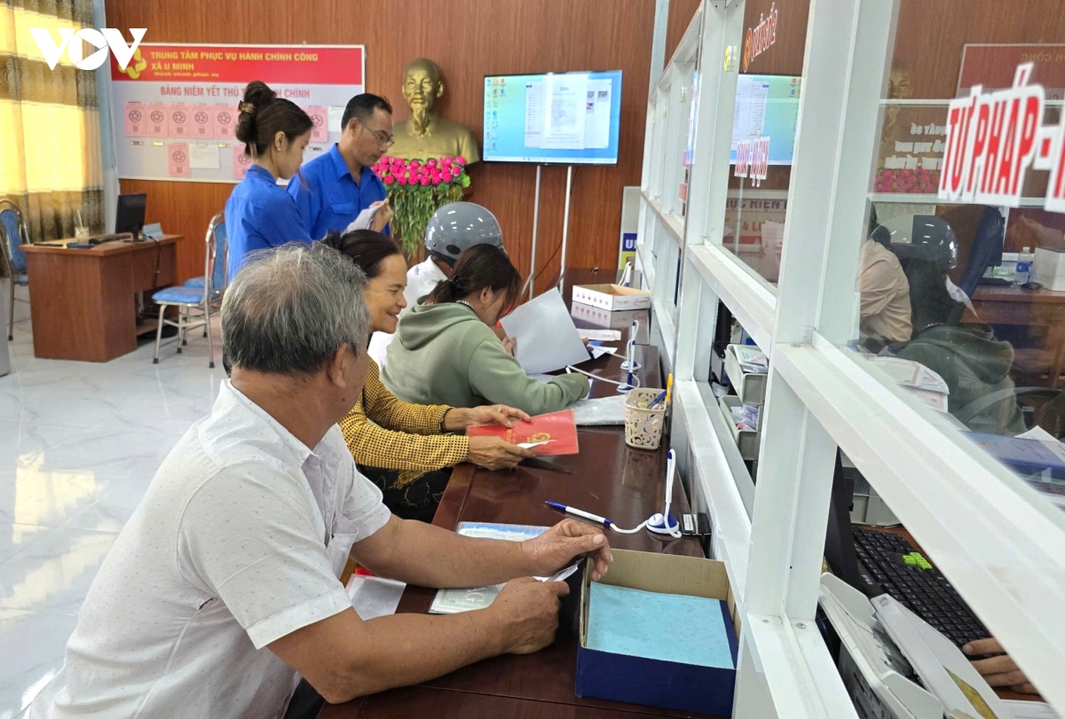 2_nguoi_dan_duoc_huong_dan_lam_thu_tuc_hanh_chinh_tai_xa_u_minh_tinh_ca_mau.jpg