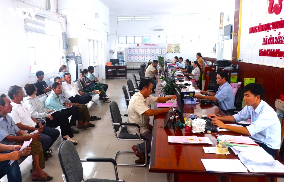 2_tan_hong_la_xa_trung_tam_cua_cap_huyen_cu_nen_nguoi_dan_den_lam_thu_tuc_dong.jpg