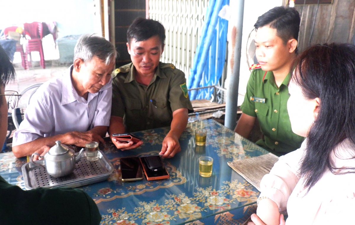 3_to_cong_nghe_so_xa_tan_ho_co_den_nha_dan_huong_dan_lam_thu_tuc_hanh_chinh_tren_dich_vu_cong.jpg