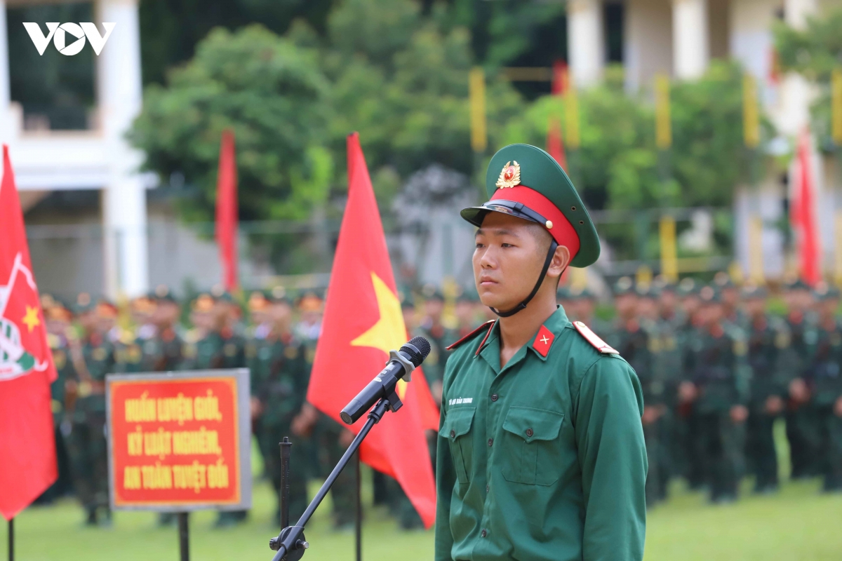 4._chien_si_moi_thuc_hien_nghi_thuc_tuyen_the.jpg