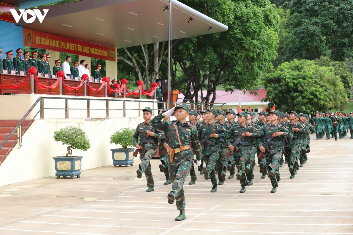 6._duyet_doi_ngu_tai_buoi_le.jpg
