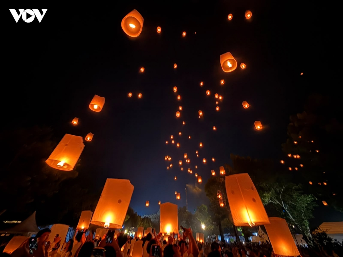 Nghi lễ thả đèn lồng tại Lễ kỷ niệm Vesak ở ngôi chùa lớn nhất thế giới Borodudur.jpeg