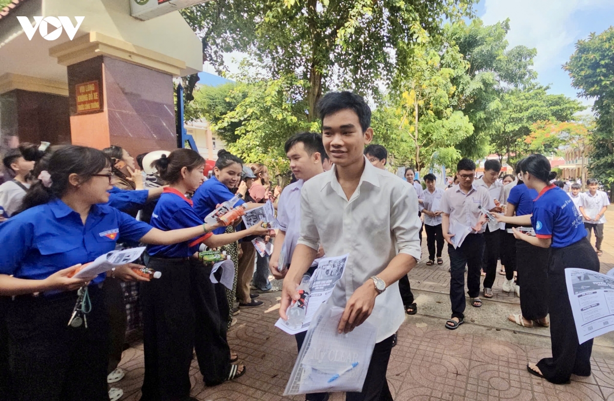 _nhieu_thi_sinh_tai_dak_lak_giu_duoc_tam_ly_thoai_mai_sau_khi_hoan_thanh_mon_ngu_van.jpg