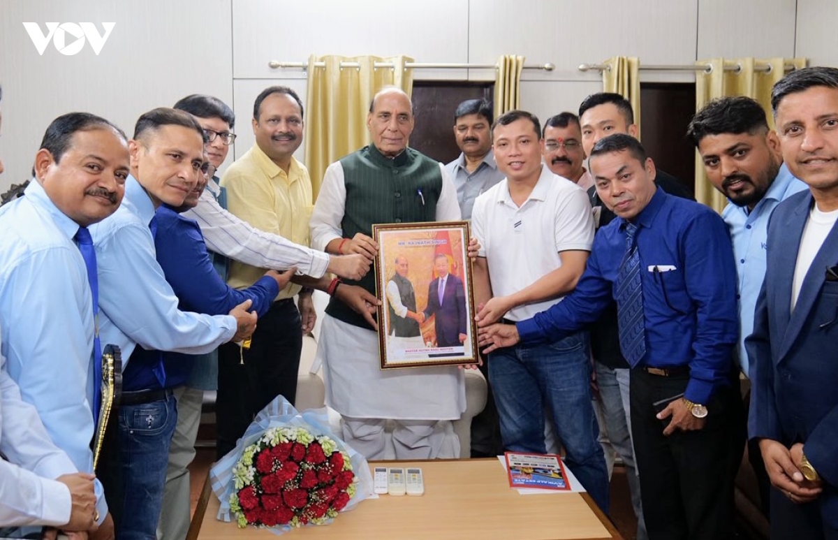 Bộ trưởng Quốc phòng Ấn Độ Rajnath Singh (Áo xanh lá cây ở giữa); ông Praveen Garg - Tổng Thư ký Liên đoàn Vovinam châu Á,  Chủ tịch Hiệp hội Vovinam Ấn Độ (Áo vàng bên trái BTQP); Võ sư Huỳnh Khắc Nguyên - Giám đốc kỹ thuật Liên đoàn Vovinam Thế giới (Áo trắng, bên phải BTQP)