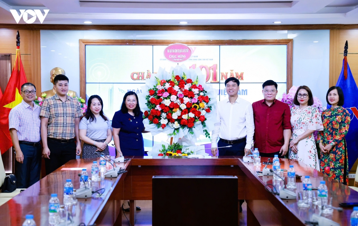 Bà Phạm Thị Thinh - Phó Giám đốc Nhà Xuất bản Chính trị Quốc gia sự thật gửi lời chúc tới lãnh đạo, phóng viên, biên tập viên và những người làm báo VOV nhân Ngày Báo chí Cách mạng Việt Nam. Bà bày tỏ mong muốn thời gian tới, Nhà xuất bản Chính trị quốc gia Sự thật và VOV tiếp tục tăng cường phối hợp, hỗ trợ lẫn nhau trong công tác tuyên truyền, phổ biến các chủ trương, đường lối của Đảng, chính sách, pháp luật của Nhà nước.