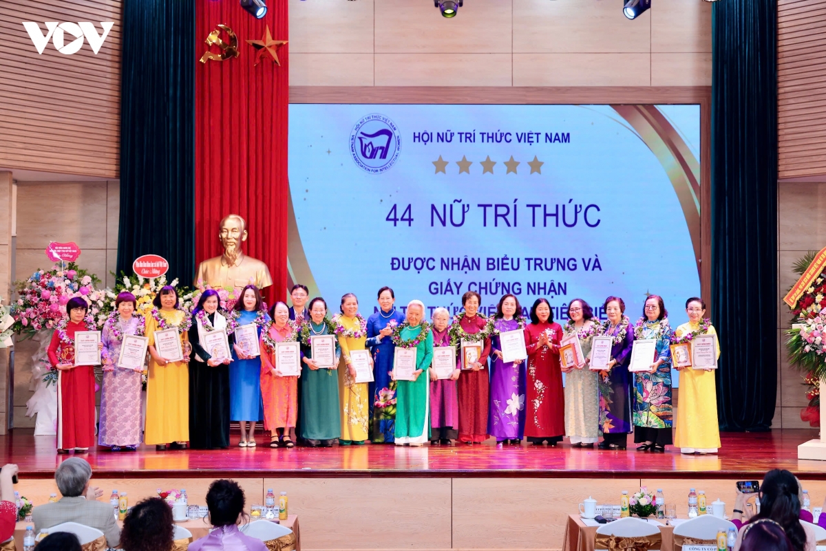 ba_bui_thi_minh_hoai_du_le_ton_vinh_va_bieu_duong_nu_tri_thuc_viet_nam_tieu_bieu_nam_2026_2.jpg