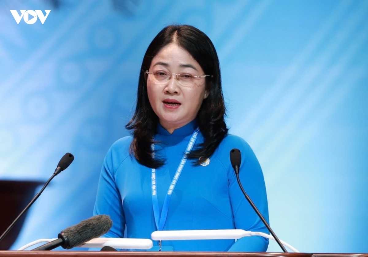 Bà Nguyễn Kim Loan - Thành Uỷ viên, Phó Chủ tịch Liên đoàn Lao động Thành phố Hồ Chí Minh phát biểu tham luận