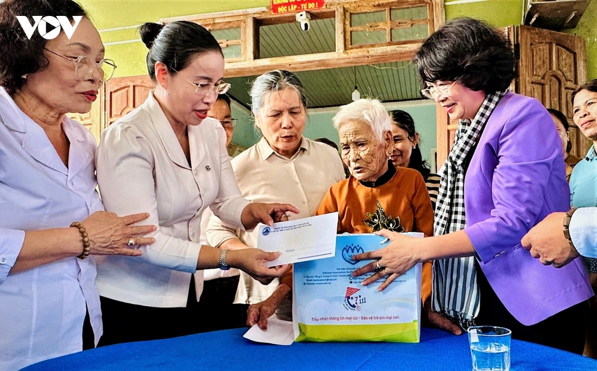 ba_nguyen_thi_anh_thi_pho_chu_tich_ubnd_thanh_pho_thu_2_ben_trai_sang_tang_qua_me_viet_nam_anh_hung_nguyen_thi_nghia.jpg