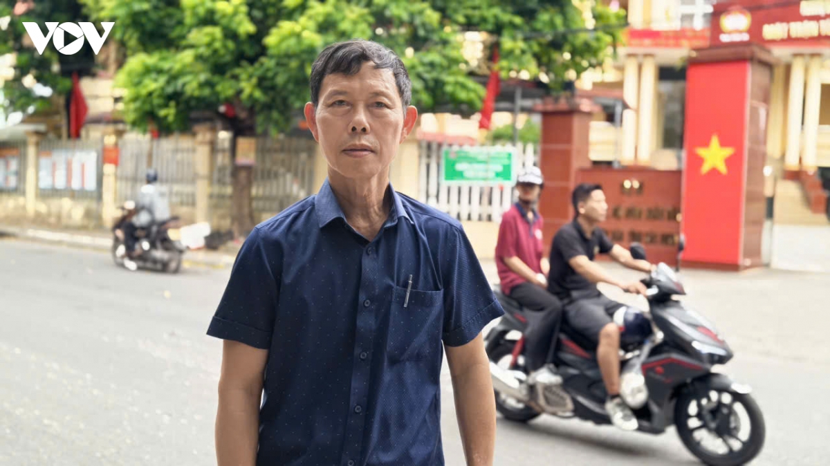 Ông Nguyễn Sỹ Hoán, Bí thư Chi bộ thôn Chợ Sơn trao đổi với phóng viên về việc lấy ý kiến nhân dân đối với phương án sắp xếp thôn tại xã Liên Bão.