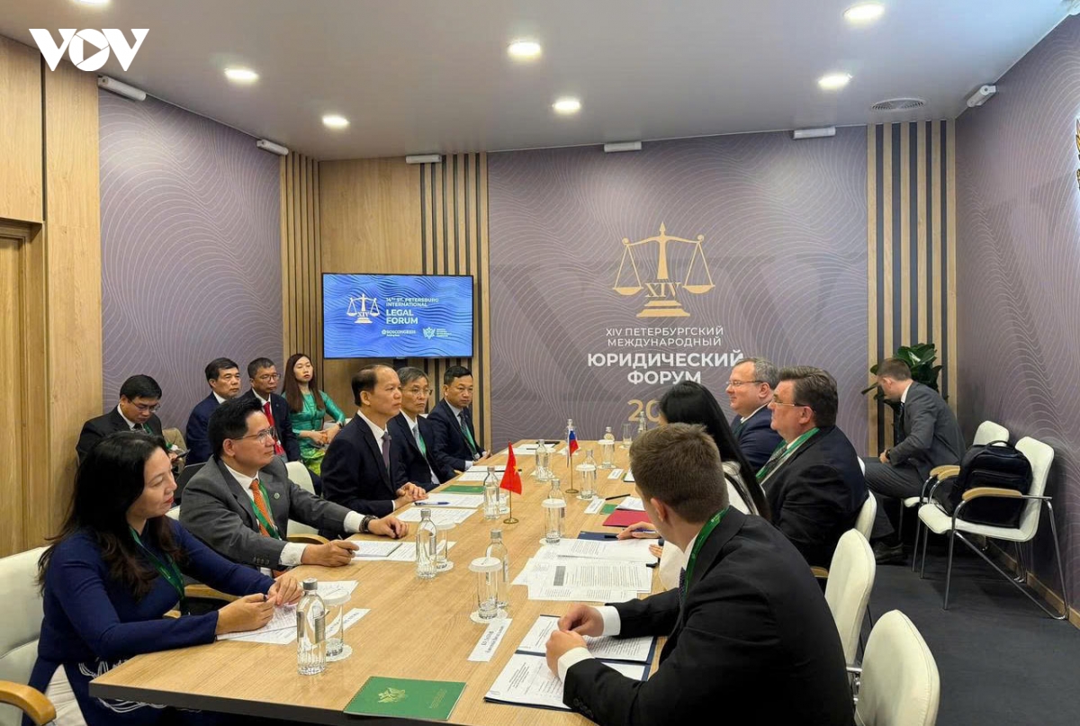 bo_truong_bo_tu_phap_viet_nam_hoang_thanh_tung_co_cuoc_lam_viec_voi_bo_truong_tu_phap_nga_konstantin_chuychenko_.jpg