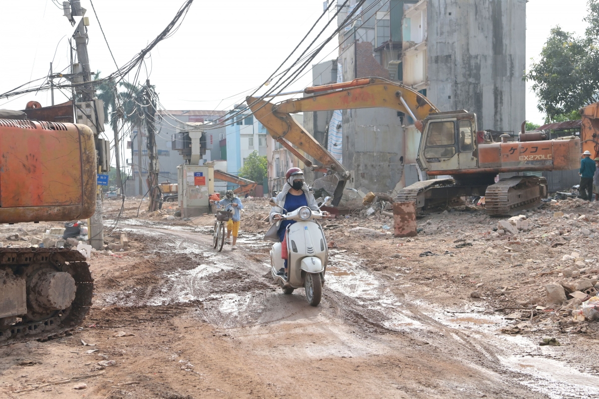 bui_mu_tieng_on_bua_vay_cac_cong_truong_noi_do_ha_noi_4.jpg