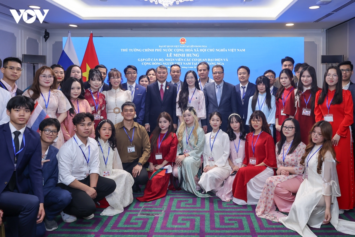 buoi_gap_mat_dien_ra_trong_bau_khong_khi_am_ap_va_than_tinh.jpg