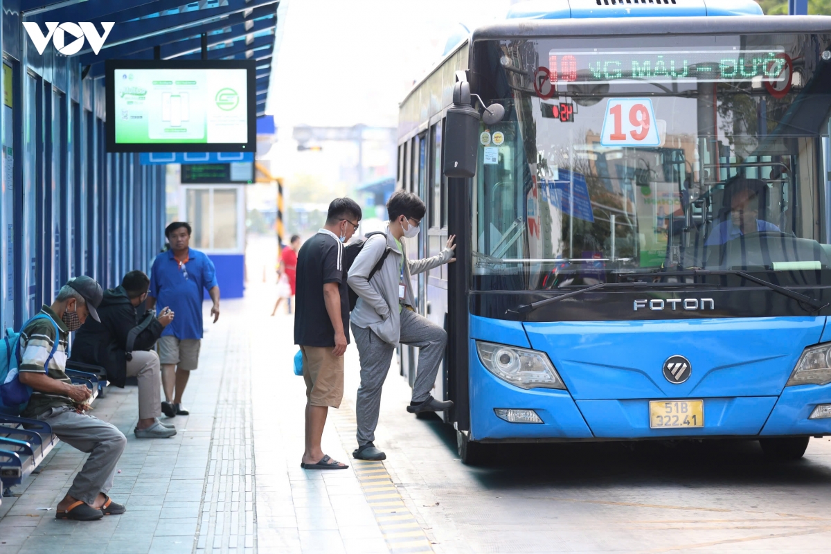 Những người đi xe buýt thường là người lao động, học sinh, sinh viên 