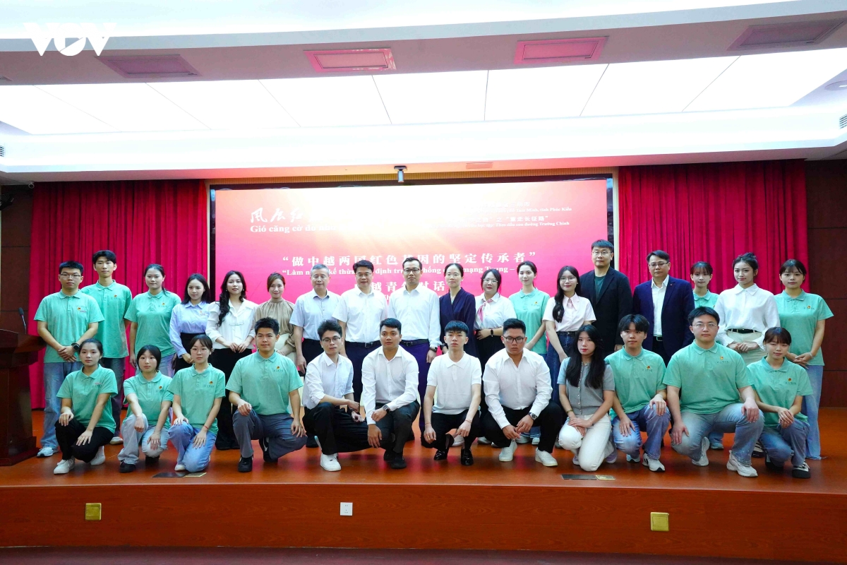cac_ban_thanh_nien_hai_nuoc_cung_cac_dai_bieu_tham_du_chuong_trinh_chup_anh_luu_niem12.jpg