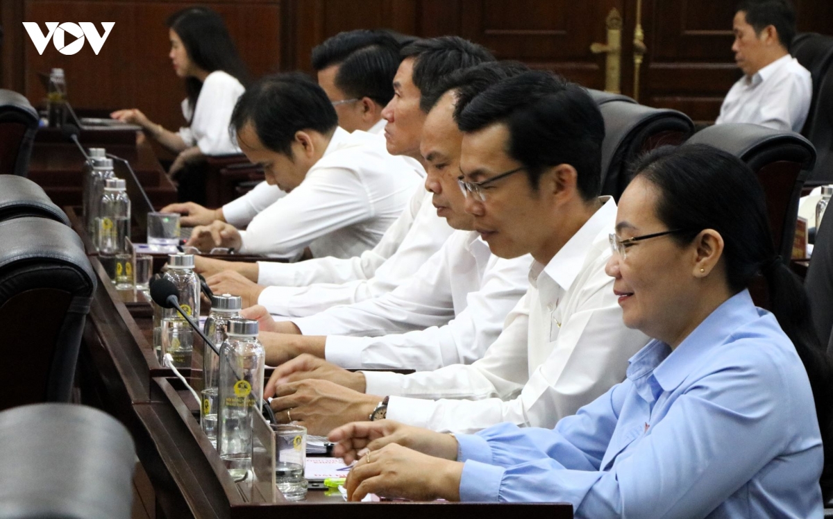 cac_dai_bieu_an_nut_bieu_quyet_thong_qua_cac_nghi_quyet.jpg