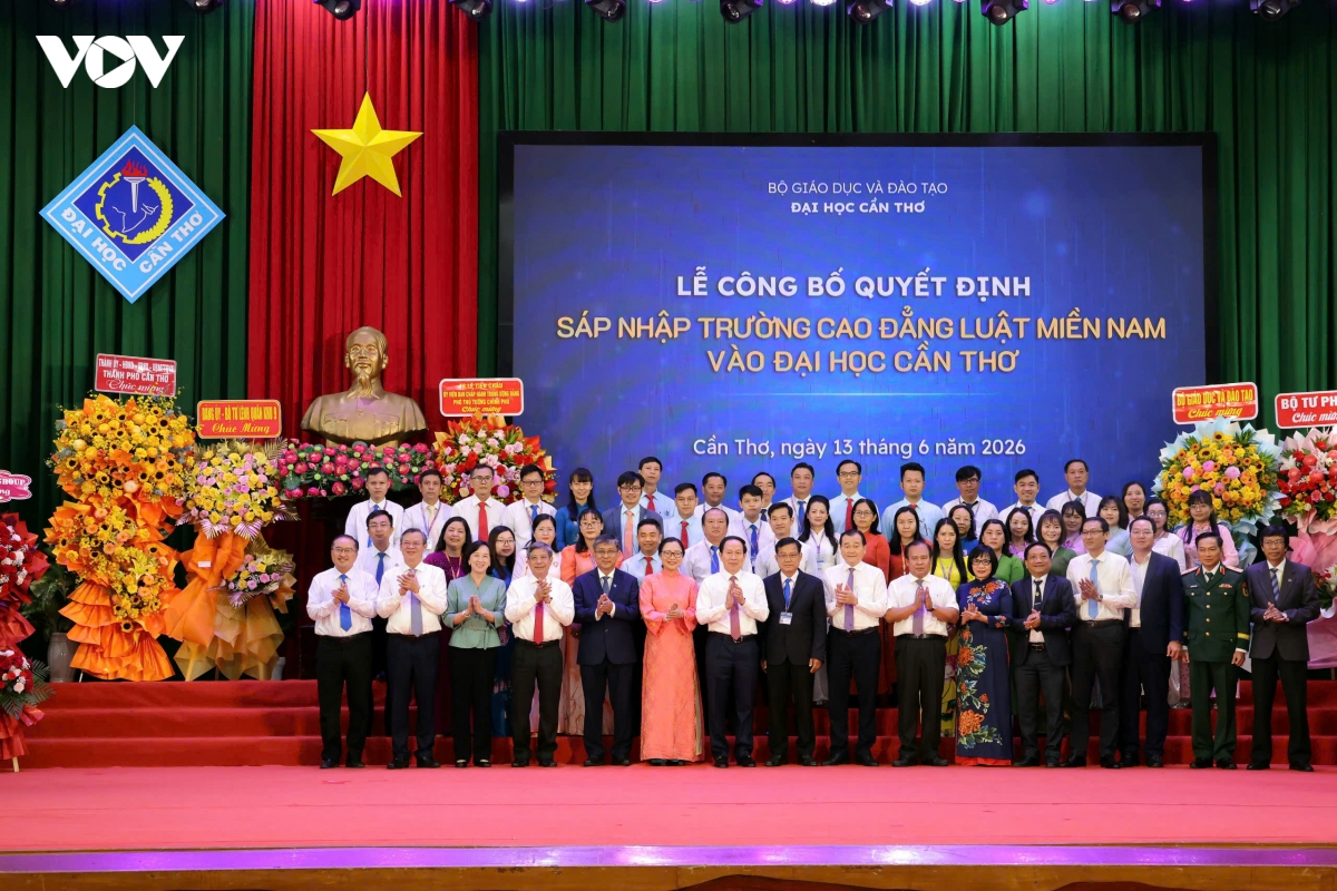 cac_dai_bieu_chup_hinh_luu_niem.jpg