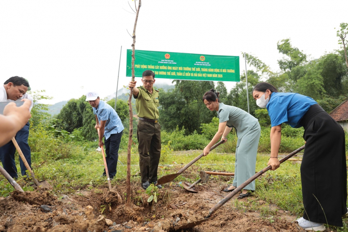 cac_dai_bieu_cung_nguoi_dan_tham_gia_trong_cay_xanh_tai_le_phat_dong.jpg