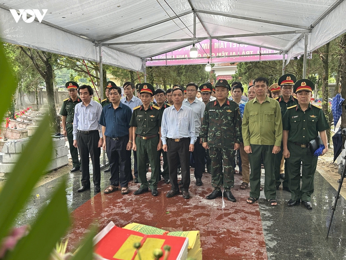 cac_dai_bieu_dang_huong_truoc_khi_tien_hanh_khai_quat_mo_liet_si.jpg